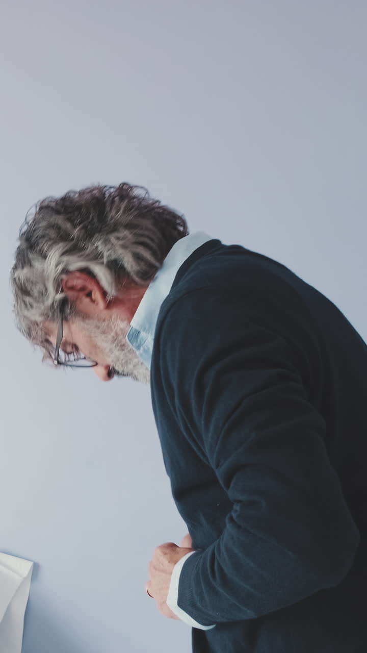 Uomo che si veste