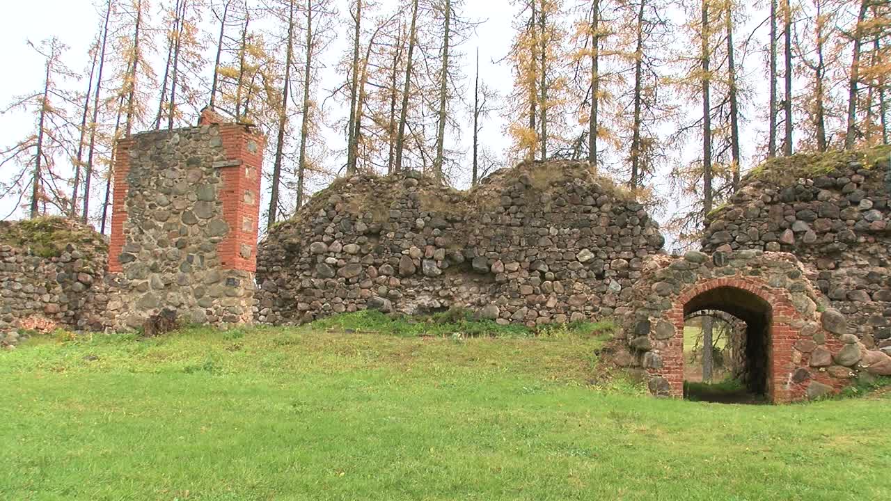 руины замка ливонского ордена в эргеме осенью