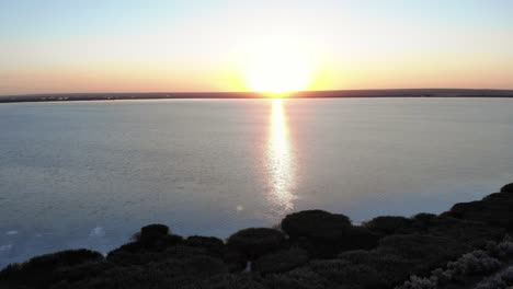 cálido amanecer dorado iluminado en un tranquilo paisaje marino