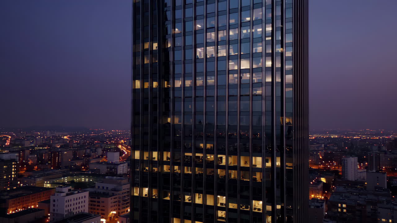 rascacielos moderno por la noche