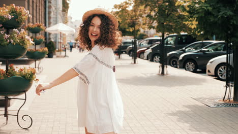 mujer elegante en vestido de verano