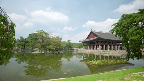 el tranquilo paisaje veraniego del pabellón gyeonghoeru está rodeado de un estanque de agua verde en el palacio gyeongbokgung en seúl, corea.