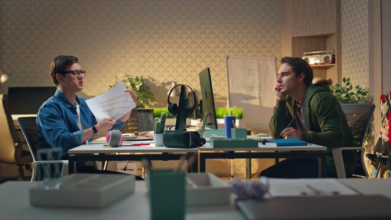 hombres de negocios creativos trabajando juntos en la mesa de la computadora. equipo de puesta en marcha discutiendo