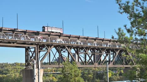 Antiguo-Tranvía-Que-Circula-Sobre-El-Puente-De-Alto-Nivel-De-Edmonton