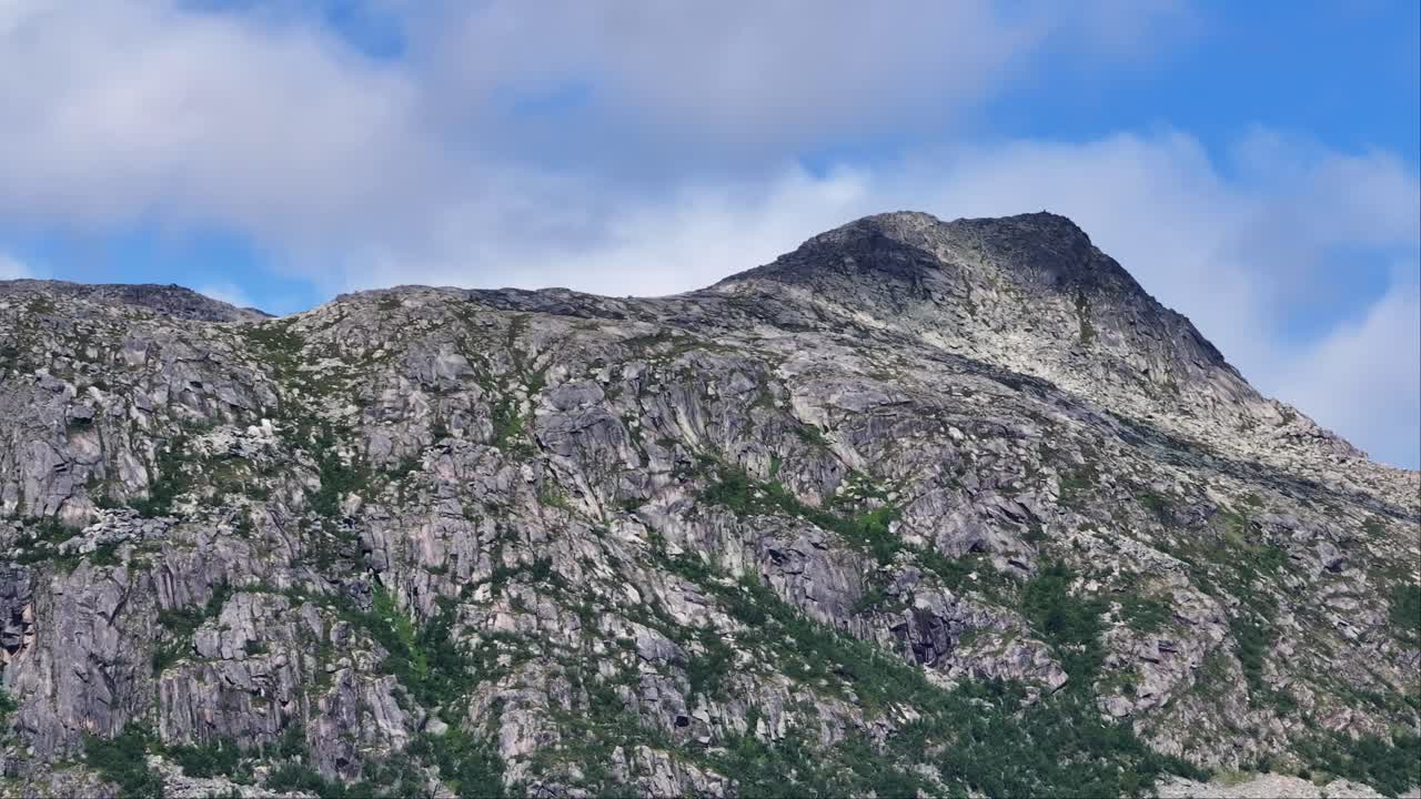 montañas rocosas de lonketinden en la isla de senja, en el norte de noruega