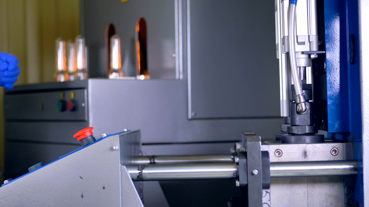 una máquina de moldeo por soplado trabajando a alta velocidad.