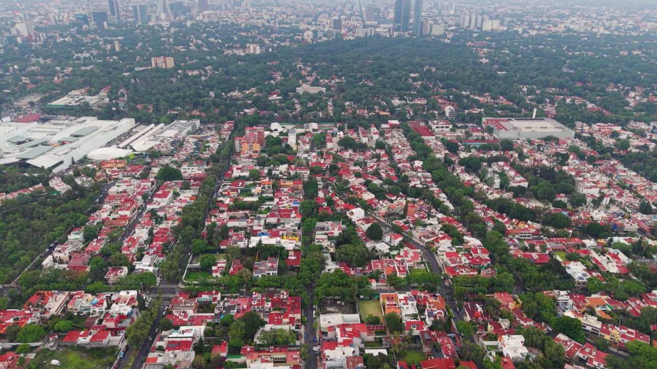 Güney CDMX'teki ağaçlarla çevrili caddelerin ve evlerin yüksekten görünümü.