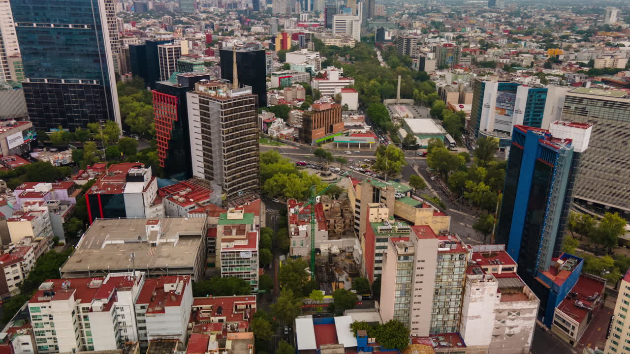 Gün batımında Paseo de la Reforma üzerinde hızlandırılmış çekim
