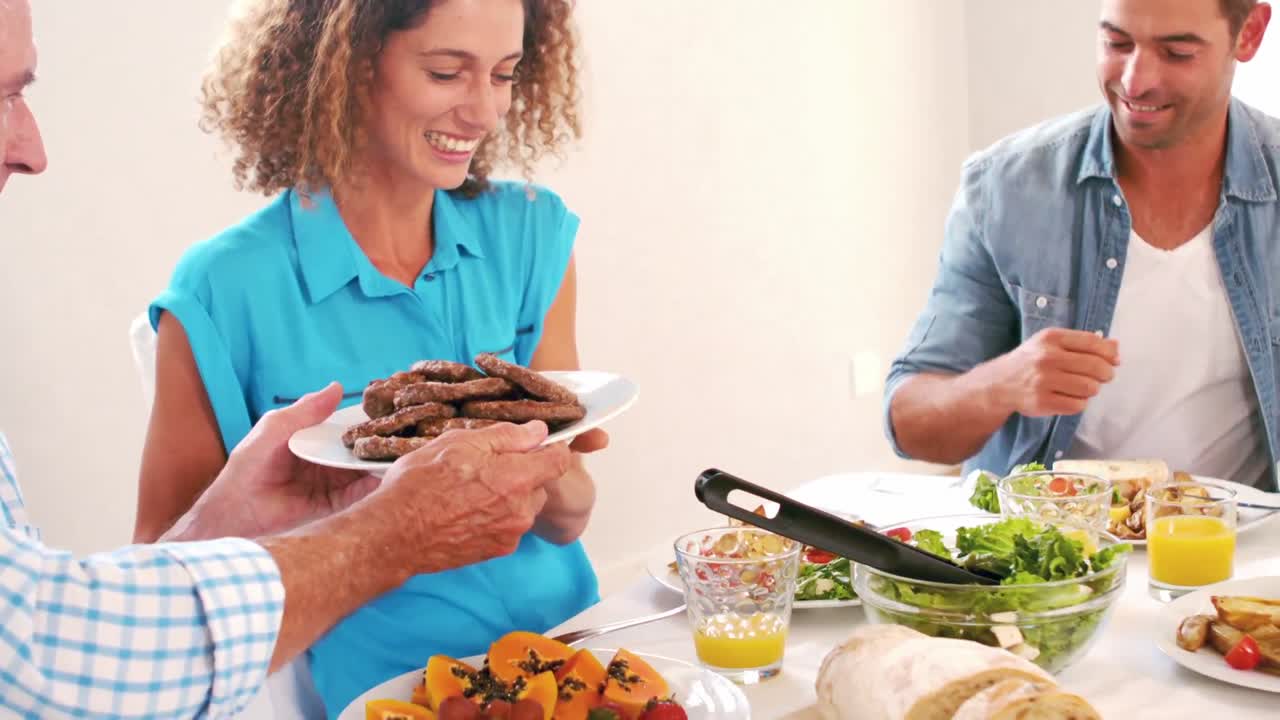 familia linda almorzando en la mesa