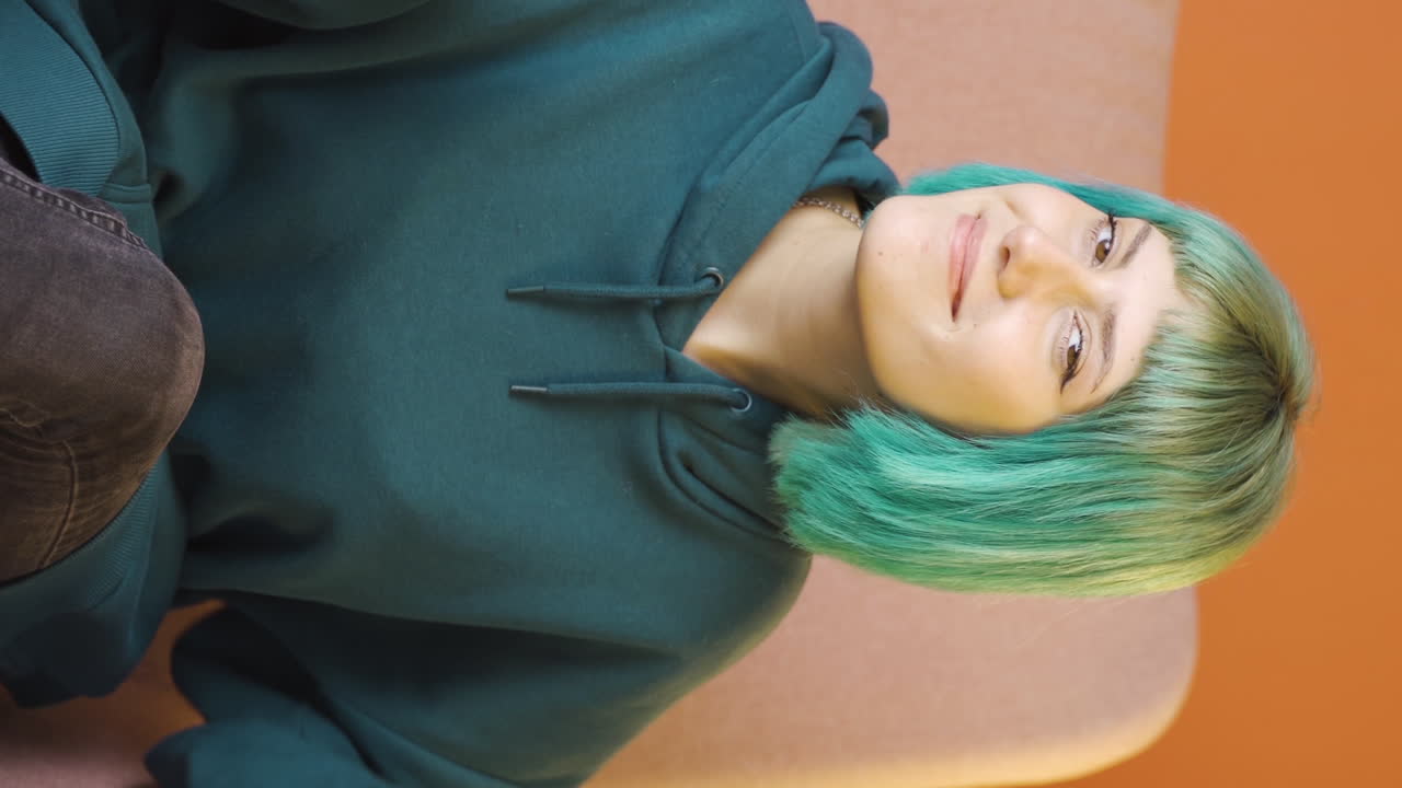 젊은 여성이 손으로 돈을 만드는 수직 비디오.