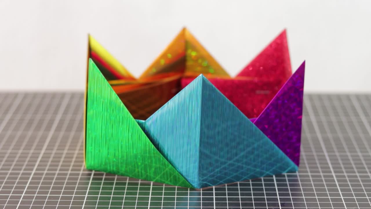 눈에 띄는 무지개 왕관은 금속 pvc로 만들어졌습니다.