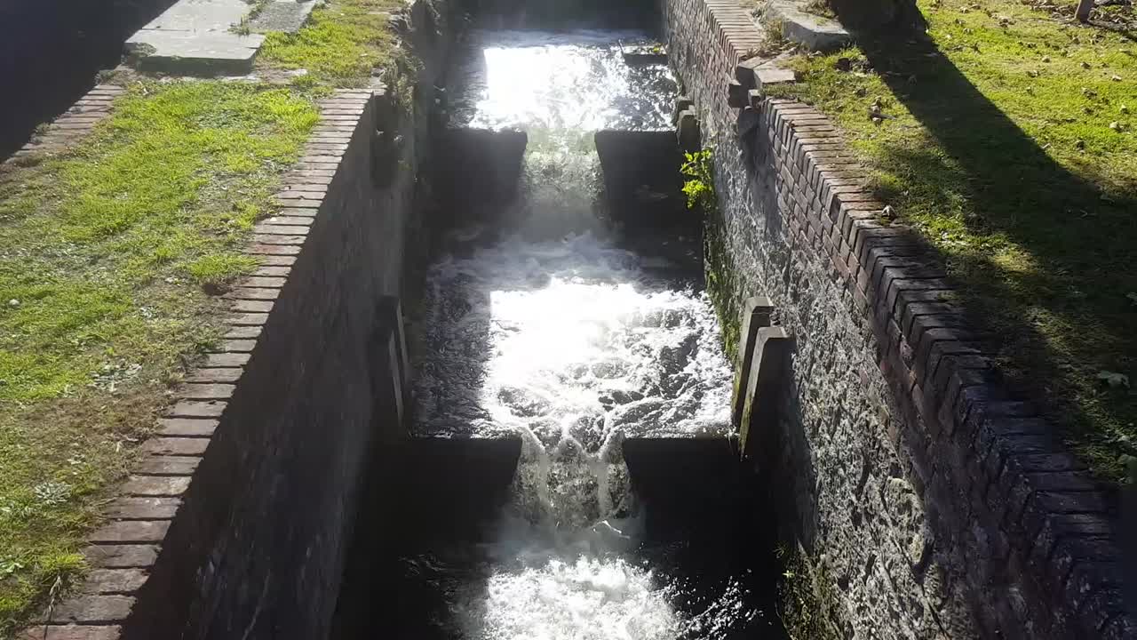 cascada de agua de un antiguo molino en canterbury, kent