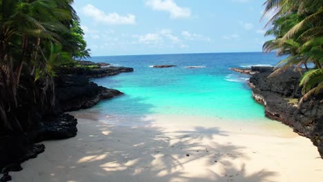 Vista-Baja-Sobre-Arena-Blanca-Y-Un-Mar-Turquesa-En-La-Increíble-Playa-De-Bateria-En-Ilheu-Das-Rolas,-Santo-Tomé,-áfrica