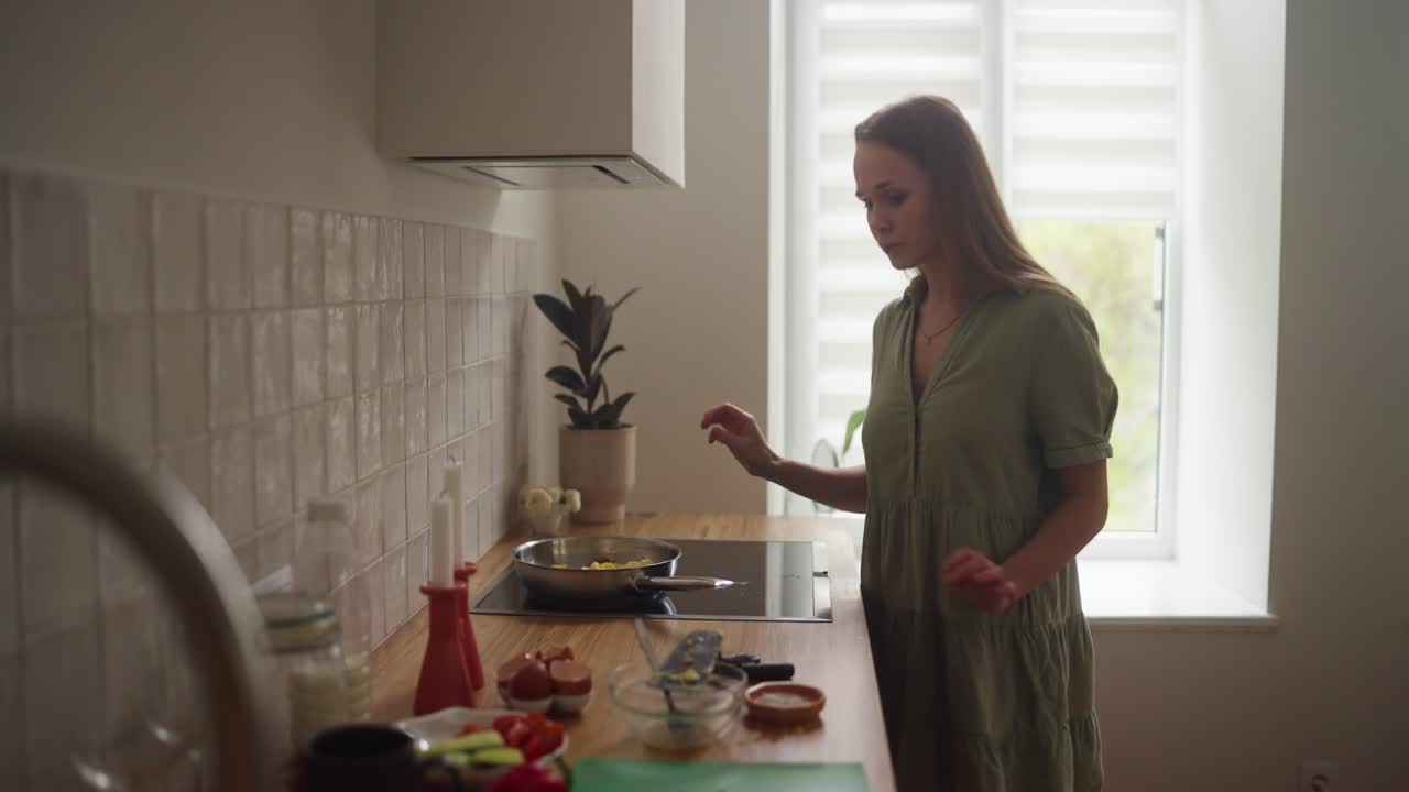 Donna che cucina in cucina