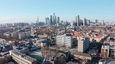 Low-Dolly-Forward-Drohnenaufnahme-Der-Wolkenkratzer-Der-City-Of-London,-Klarer-Tag-Nach-Schnee