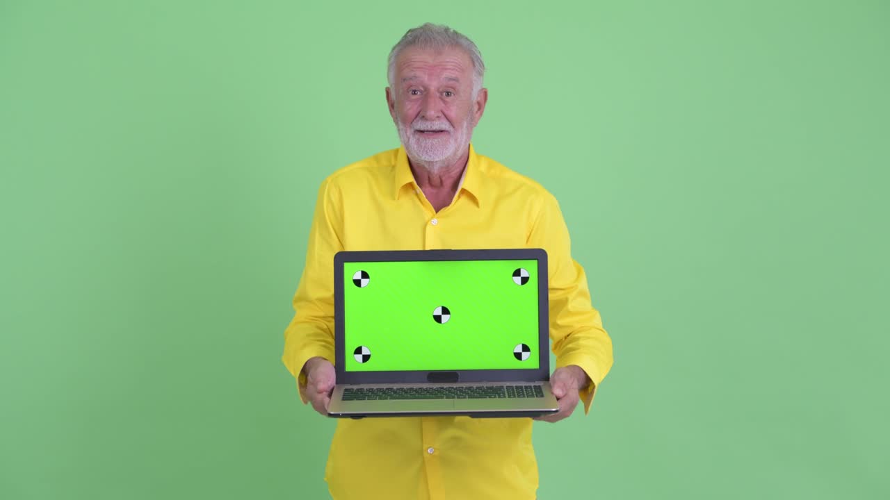 feliz, guapo, anciano, hombre de negocios barbudo