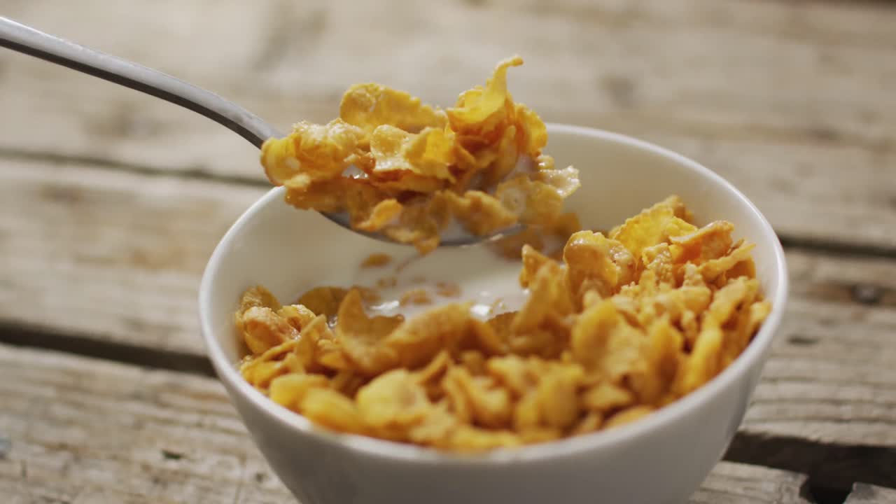video de cereales en un tazón de cerámica en una encimera de cocina de madera