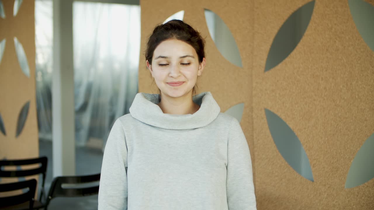 치아 웃는 아름다운 젊은 여성의 중간