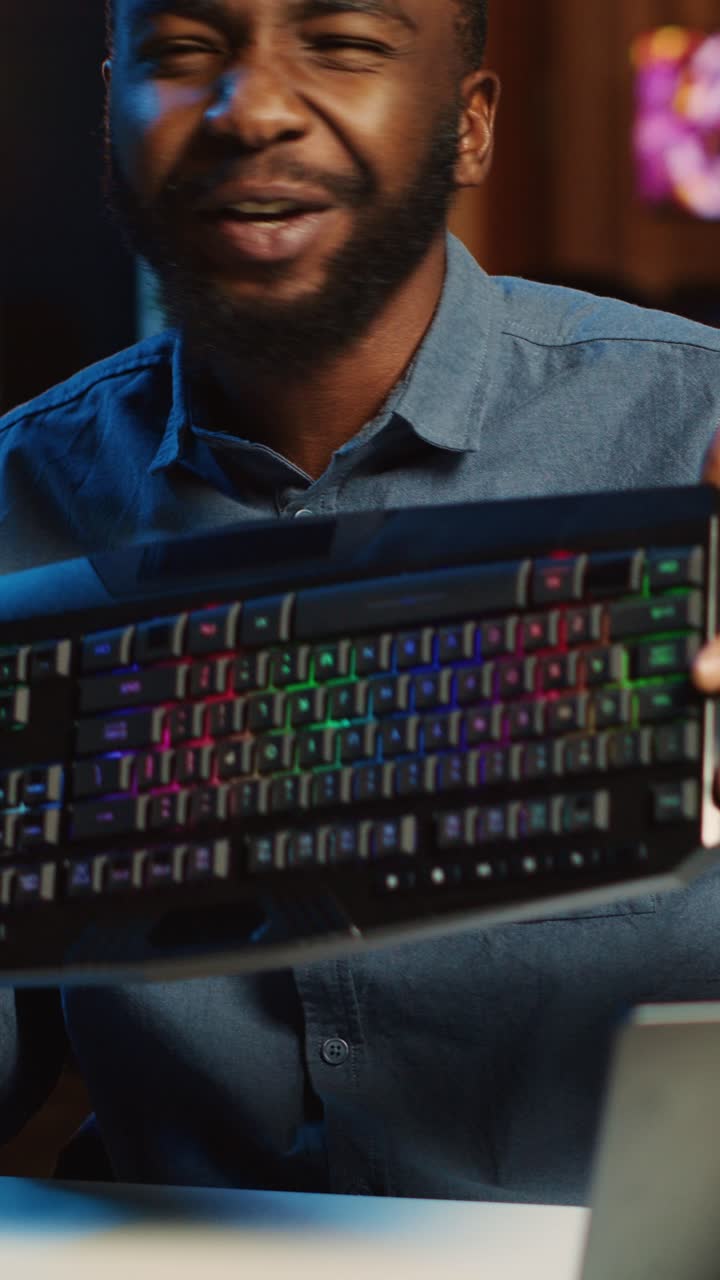 Gwiazda filmów wideo w formacie pionowym recenzuje klawiaturę z podświetleniem RGB