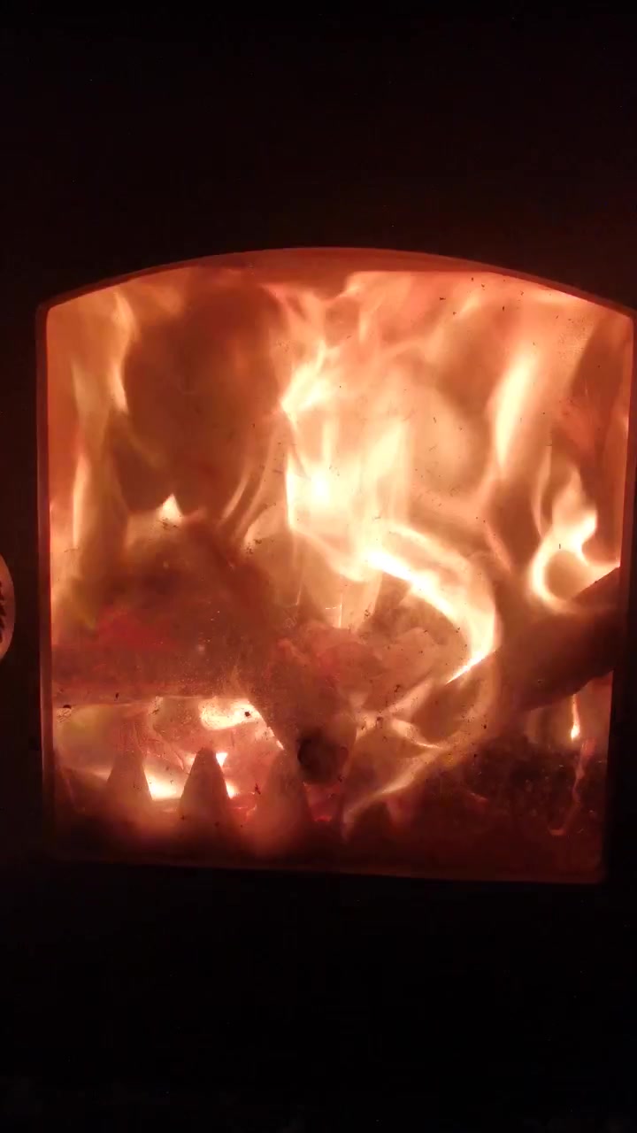 Ecco un video di fuoco che esce da un camino.