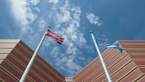 centro de detención del condado de oklahoma banderas estadounidenses y estatales ondeando fuera de la cárcel