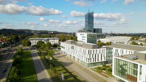 Blauer-Himmel-Mit-Wolken-über-Gebäude-Der-Universität-Danzig---Wirtschaftsfakultät-Mit-Hochhaus-Im-Hintergrund-In-Danzig,-Polen