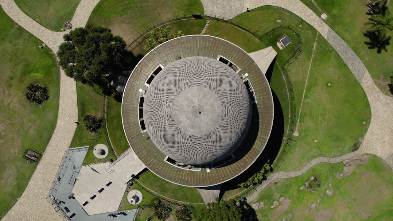 Vista aerea dall'alto di una cupola di planetario moderno in un parco verde