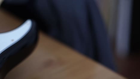 pan sobre primer plano del cuerpo de la guitarra