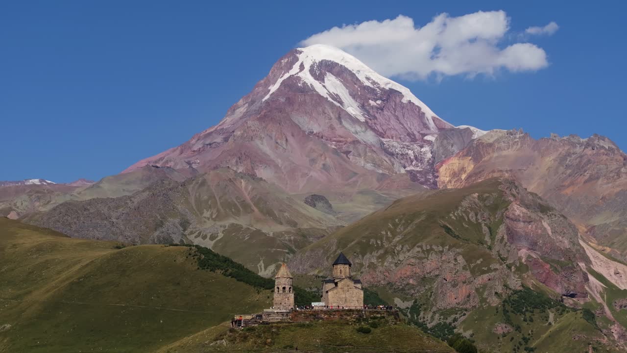 asombroso establecimiento de un avión no tripulado filmado sobre la iglesia de la trinidad de gergeti, monte kazbek