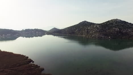 Flug-über-Landwirtschaftliche-Flächen-Im-Delta-Des-Flusses-Neretva-In-Kroatien