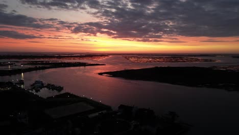 una vista aérea de una bahía en long island, nueva york, durante un amanecer dorado
