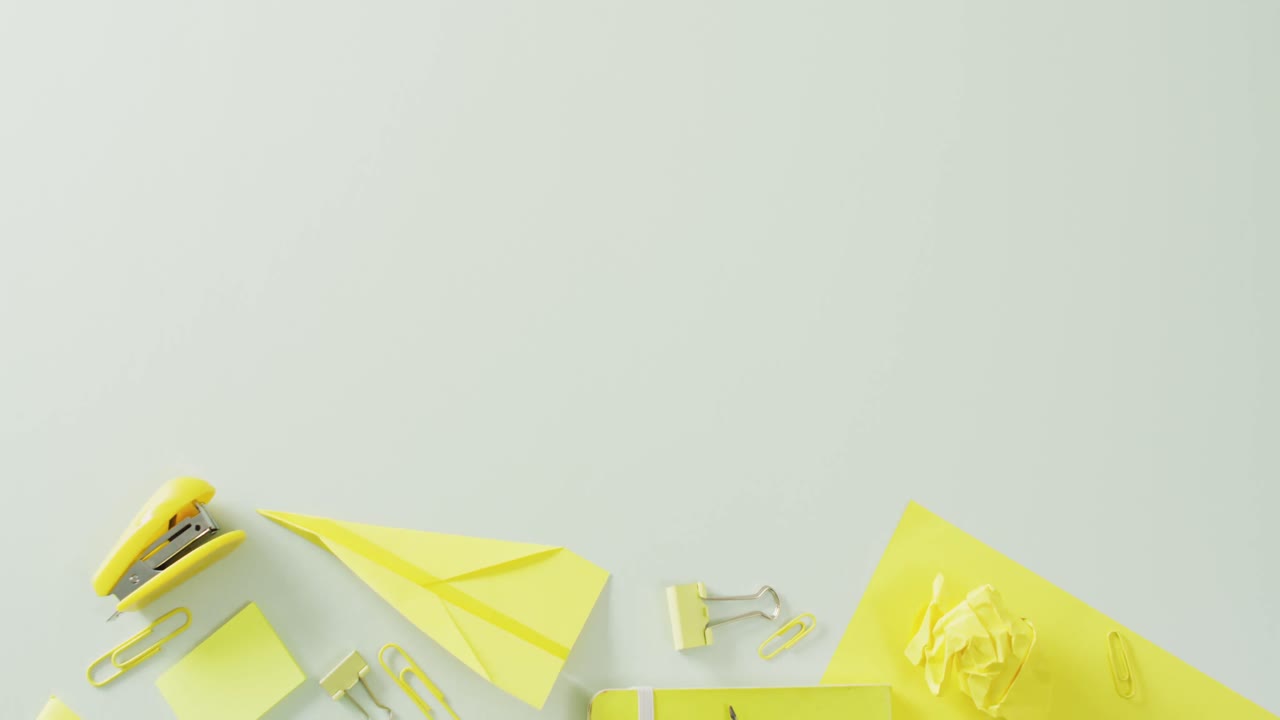 video de la composición del equipo escolar amarillo en superficie beige con espacio para copiar