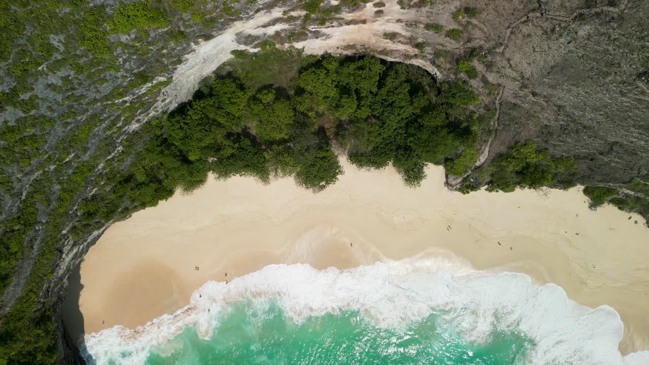 Splendide riprese 4K con drone di Kelingking Beach, Nusa Penida, Bali. Cattura scogliere mozzafiato, acque turchesi e l'iconico arco naturale. Perfetto per viaggi, turismo.