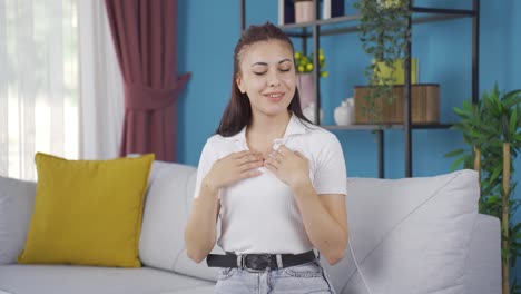la joven que huele bien es feliz.