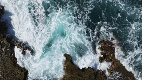 Felsige-Küstenformation-Am-Strand-Von-Arecibo-Puerto-Rico-Mit-Wellen,-Die-Auf-Die-Felsen-Schlagen