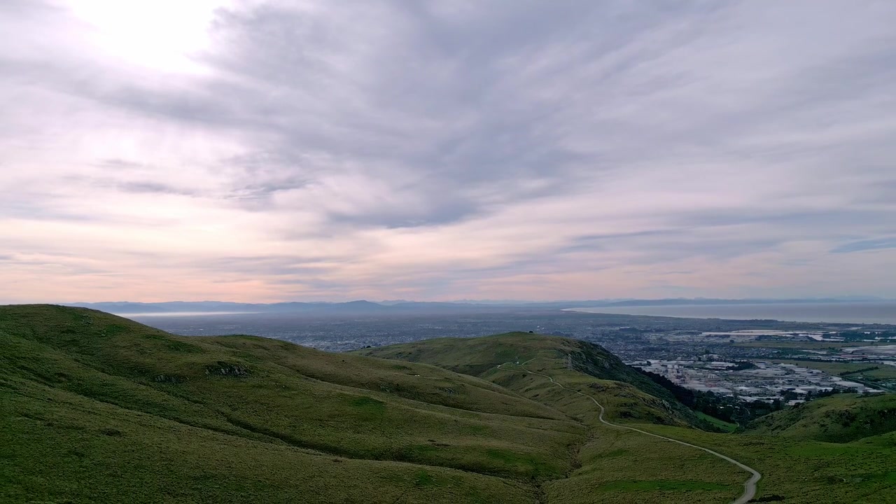 Una bella ripresa con drone che si allontana a Bowendale Park, con la città di Christchurch (Nuova Zelanda) visibile sullo sfondo