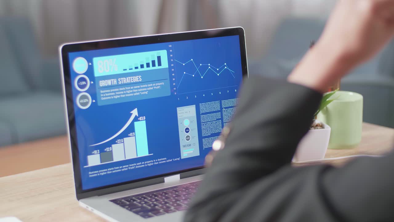 persona de negocios revisando las estrategias de crecimiento en la computadora portátil