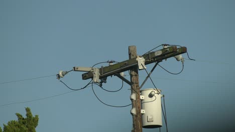 Líneas-Eléctricas-Que-Chisporrotean-Después-Del-Incendio-Del-Transformador