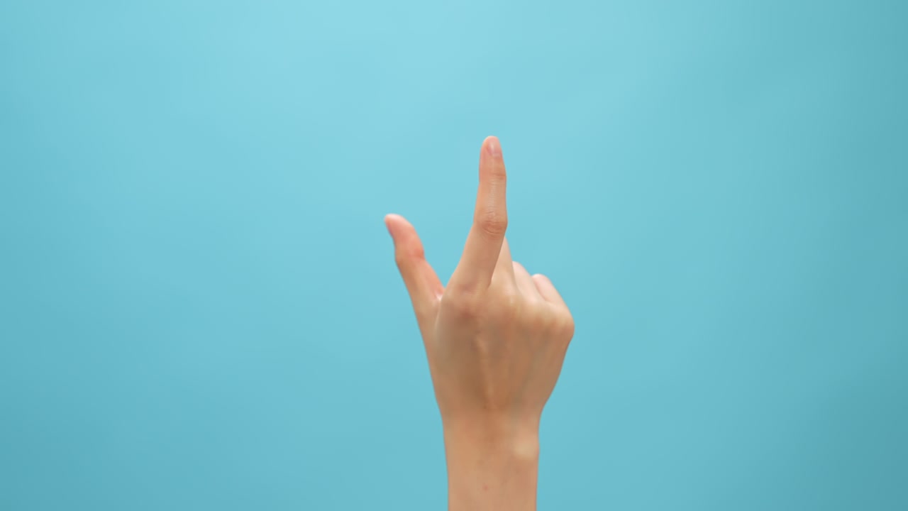 손으로 만지고 파란색 배경에 을 어 터치 스크린 드폰과 태블릿을 시레이션합니다.