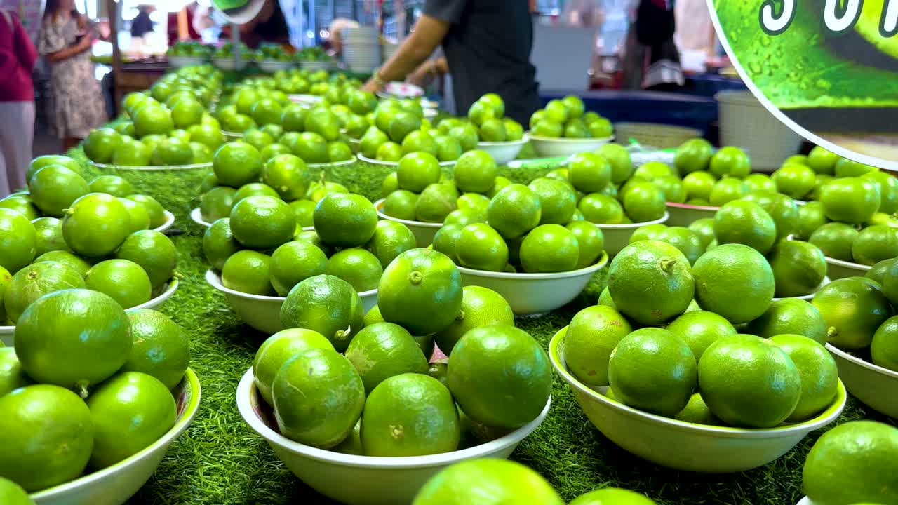 limones vibrantes exhibidos en un mercado bullicioso