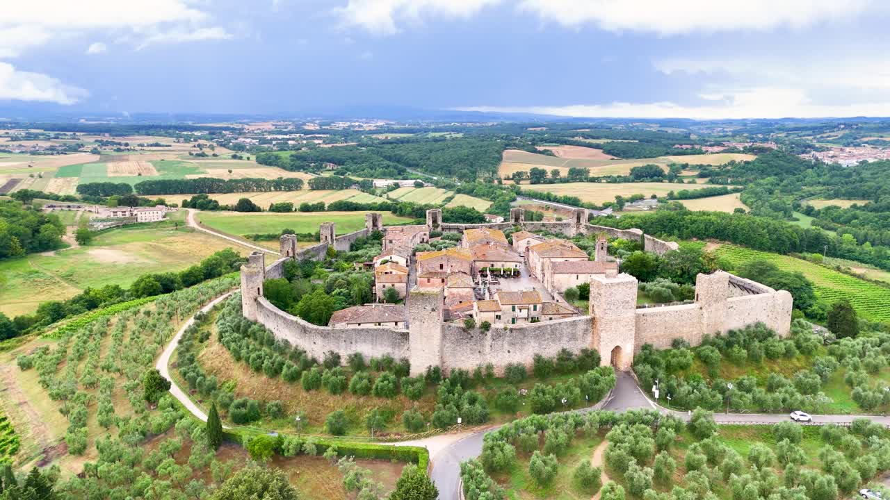 이탈리아 토스카니 시에나에서 중세 마을인 몬테리조니의 공중 사진.