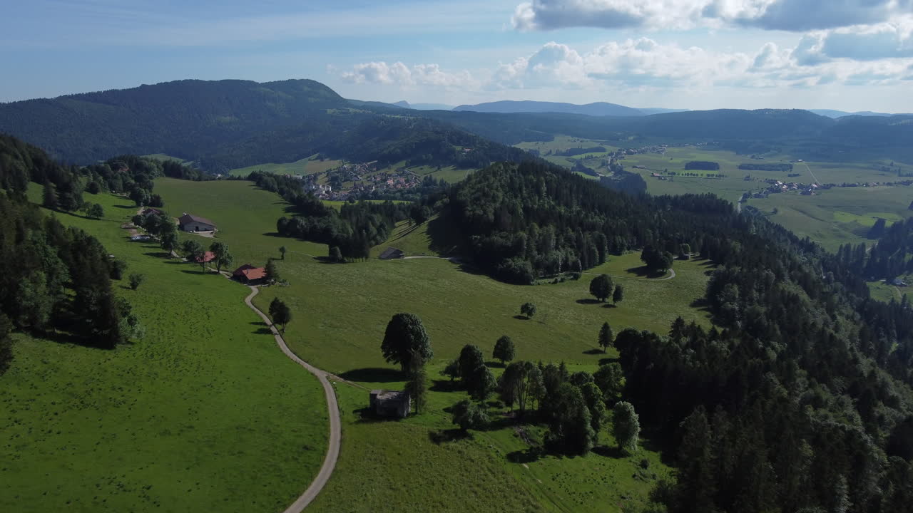 toma aérea lenta de la verde campiña de sainte croix, suiza en un día soleado