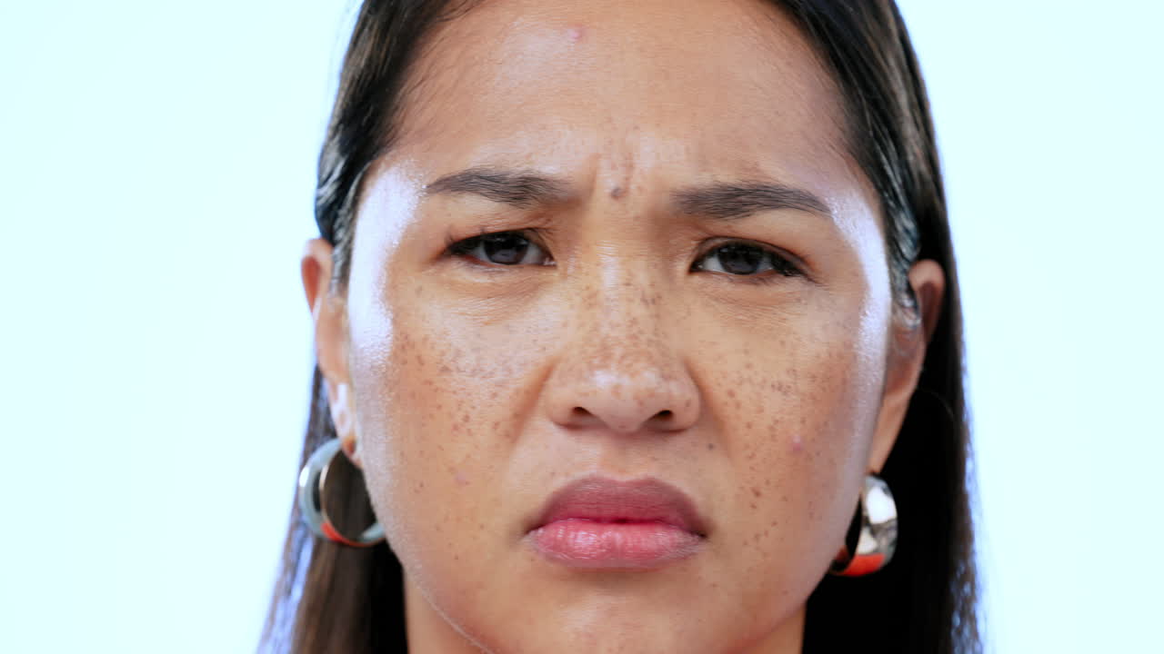 분노하고, 머리를 흔들고, 여자의 얼굴을 흔들고