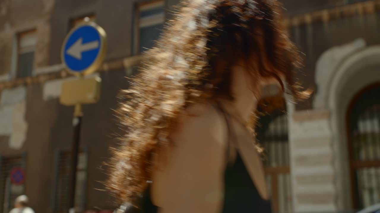 유럽 거리를 고 스마트폰으로 방향을 찾는 무관심한 갈색 여성 혼자 여행자