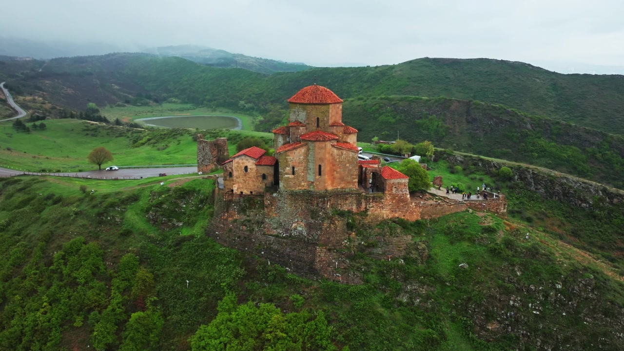 Vista panoramica con drone dell'antico Monastero di Jvari in Georgia, circondato da fiumi, natura e panorami mozzafiato.