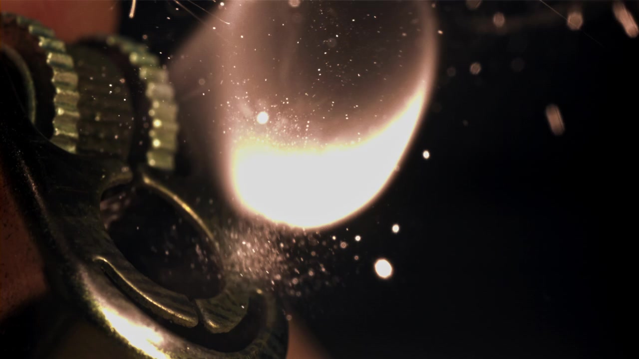 Nærbillede af lighterflint, der slår og antænder i slowmotion.