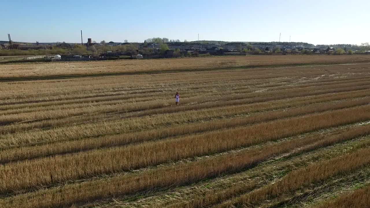 밀 에서 고 있는 여자