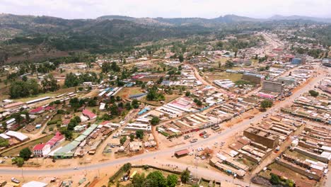 Neigender-Drohnenflug-Des-Geschäftigen-Lokalen-Marktes-Im-Stammesdorf-Kapenguria,-Traditionelle-Ländliche-Gemeinschaft-In-Kenia-Afrika