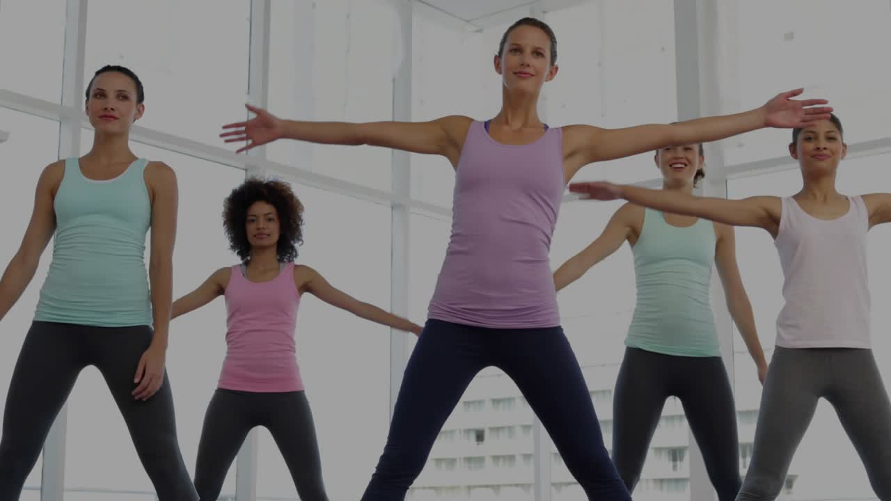 Koçun başlangıç sinyali vermesi, beş kadına fitness için yana eğilme hareketi yaptırırken veri tablosunun belirmesi