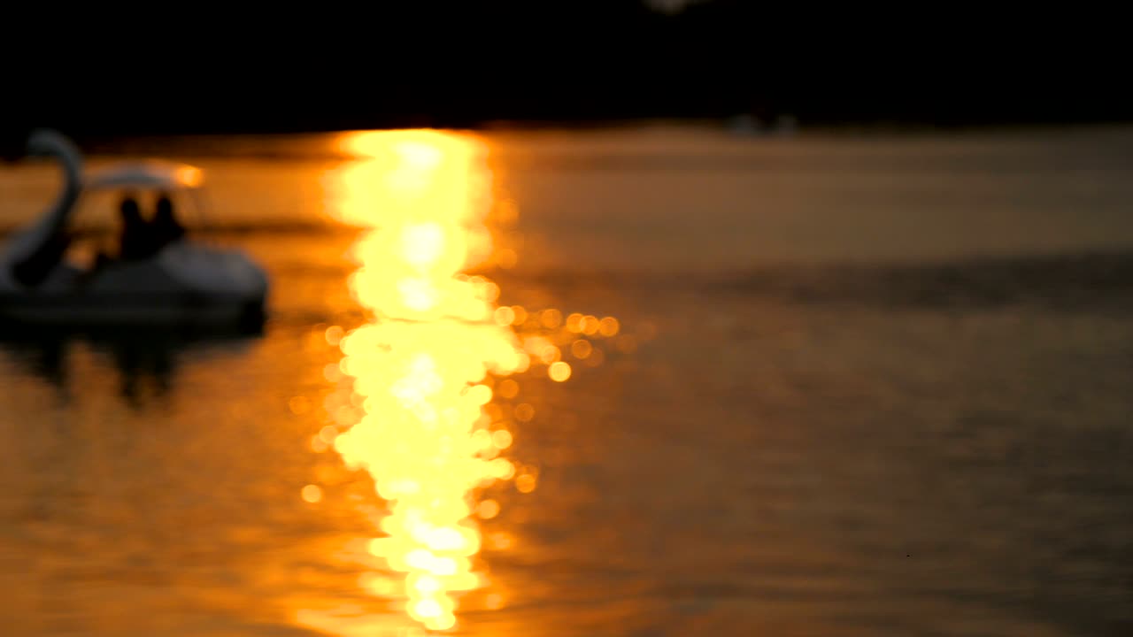 video de movimiento de 4k de la superficie del agua desenfocada